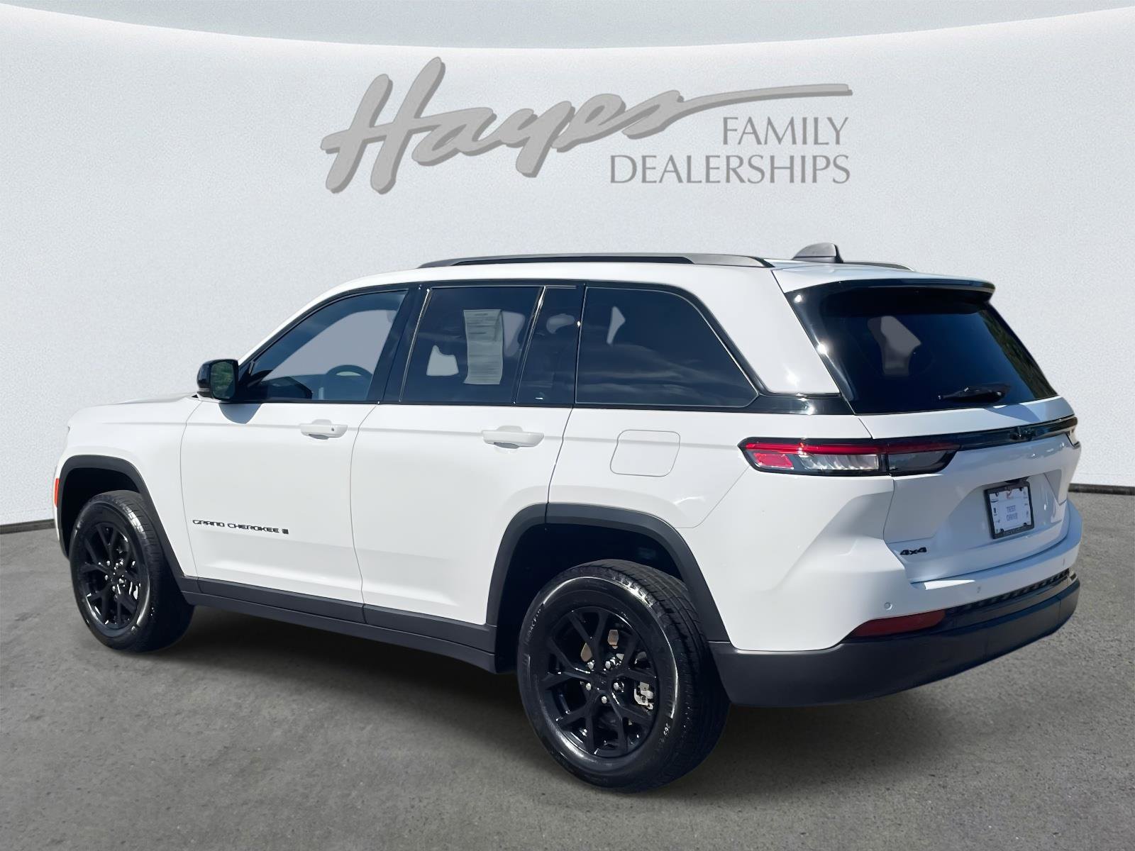 Used 2024 Jeep Grand Cherokee Altitude image 34