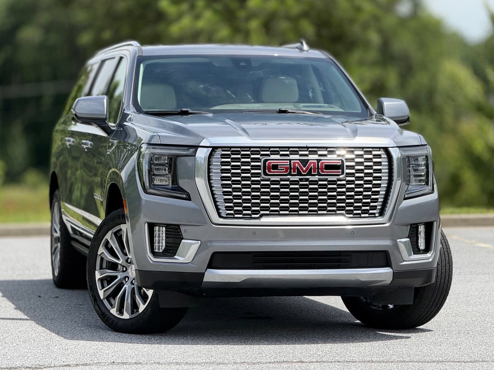 Used 2021 GMC Yukon XL Denali w/ Denali Ultimate Package AWD/4WD image 4