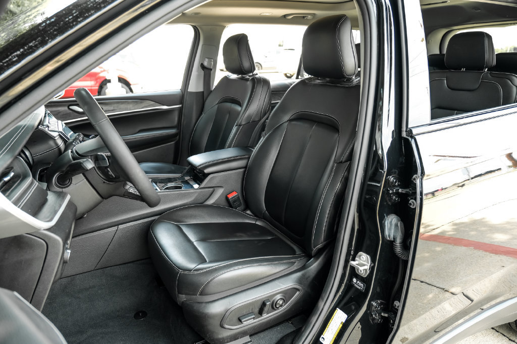 Used 2023 Jeep Grand Cherokee L Limited AWD/4WD image 8