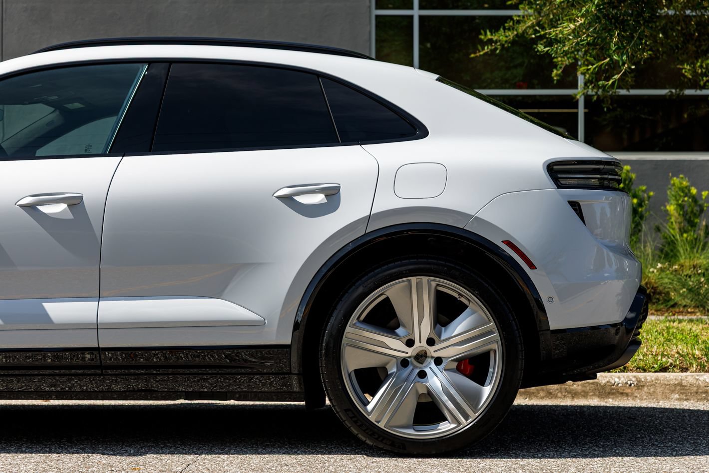 Used 2025 Porsche Macan Turbo Electric AWD/4WD image 22