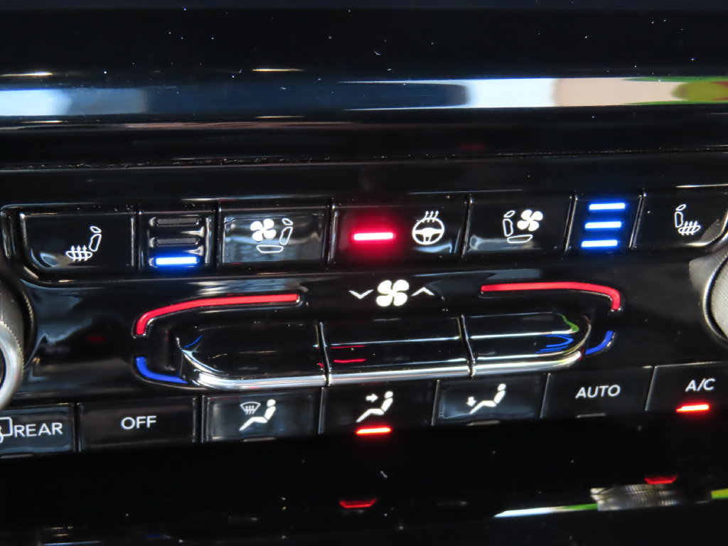 Used 2022 Jeep Grand Cherokee Overland w/ Luxury Tech Group IV AWD/4WD image 10