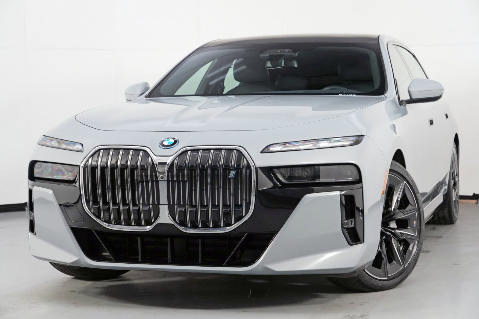 Used 2023 BMW i7 xDrive60 w/ Executive Package 2 AWD/4WD image 3