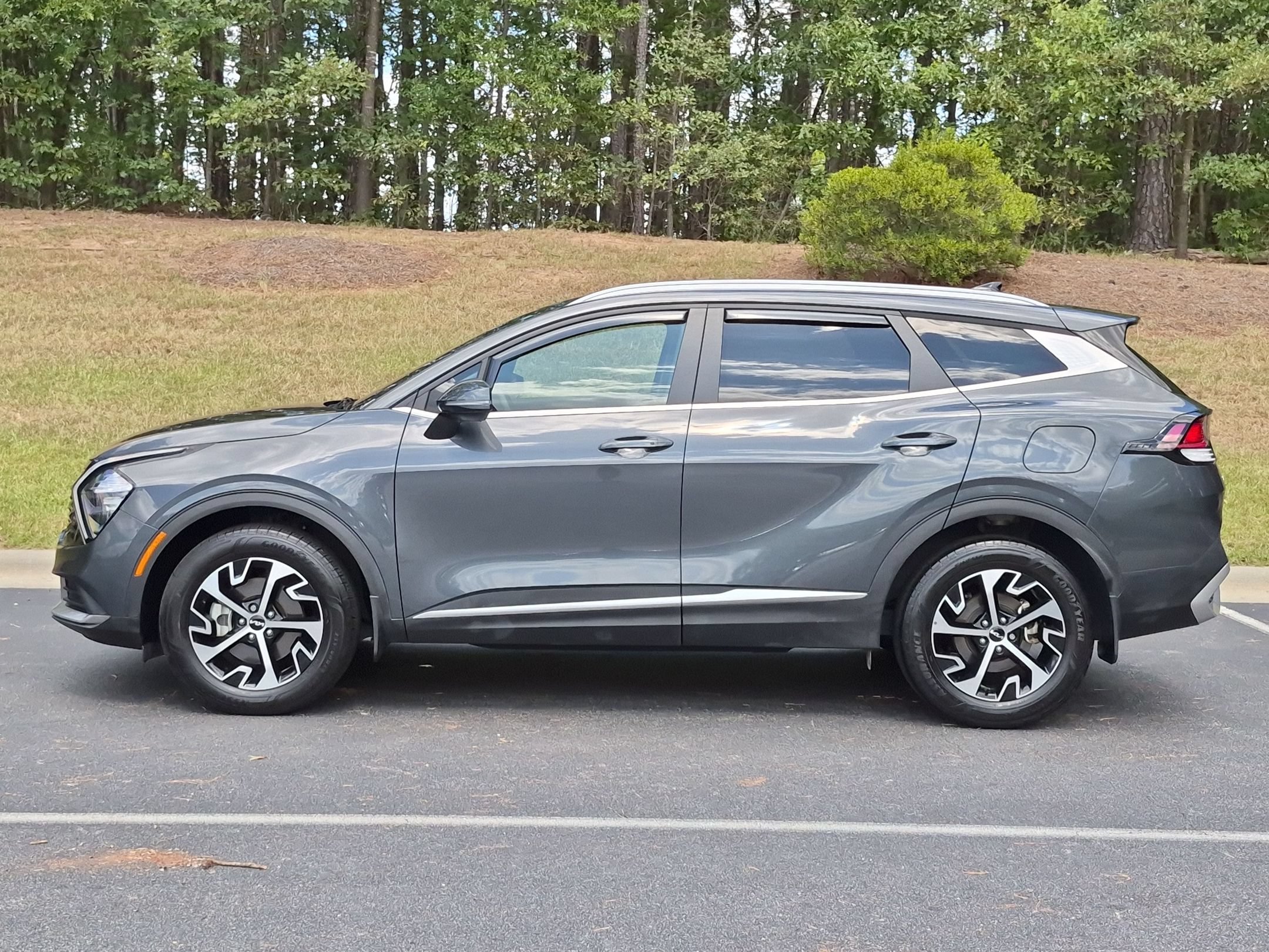 Used 2023 Kia Sportage EX AWD/4WD image 2