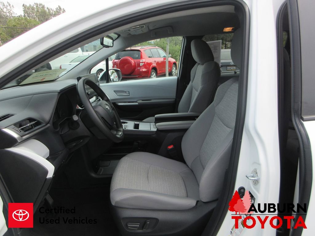 Used 2026 Toyota Sienna LE image 31