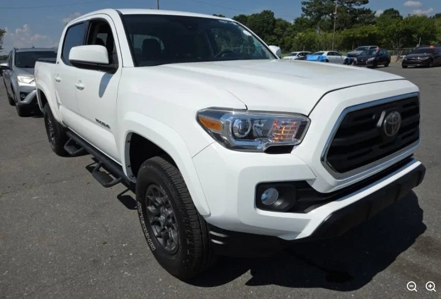 Used 2018 Toyota Tacoma SR5 RWD image 2