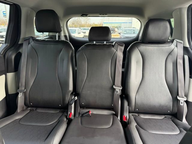 Used 2022 Kia Carnival LX image 25