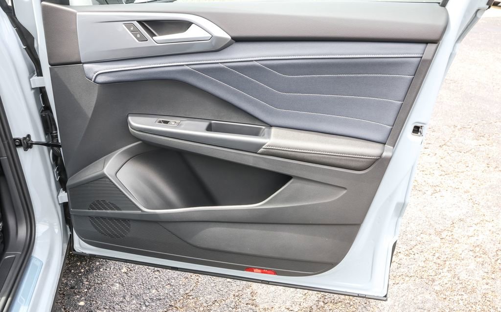 Used 2025 Volkswagen Taos SEL image 38