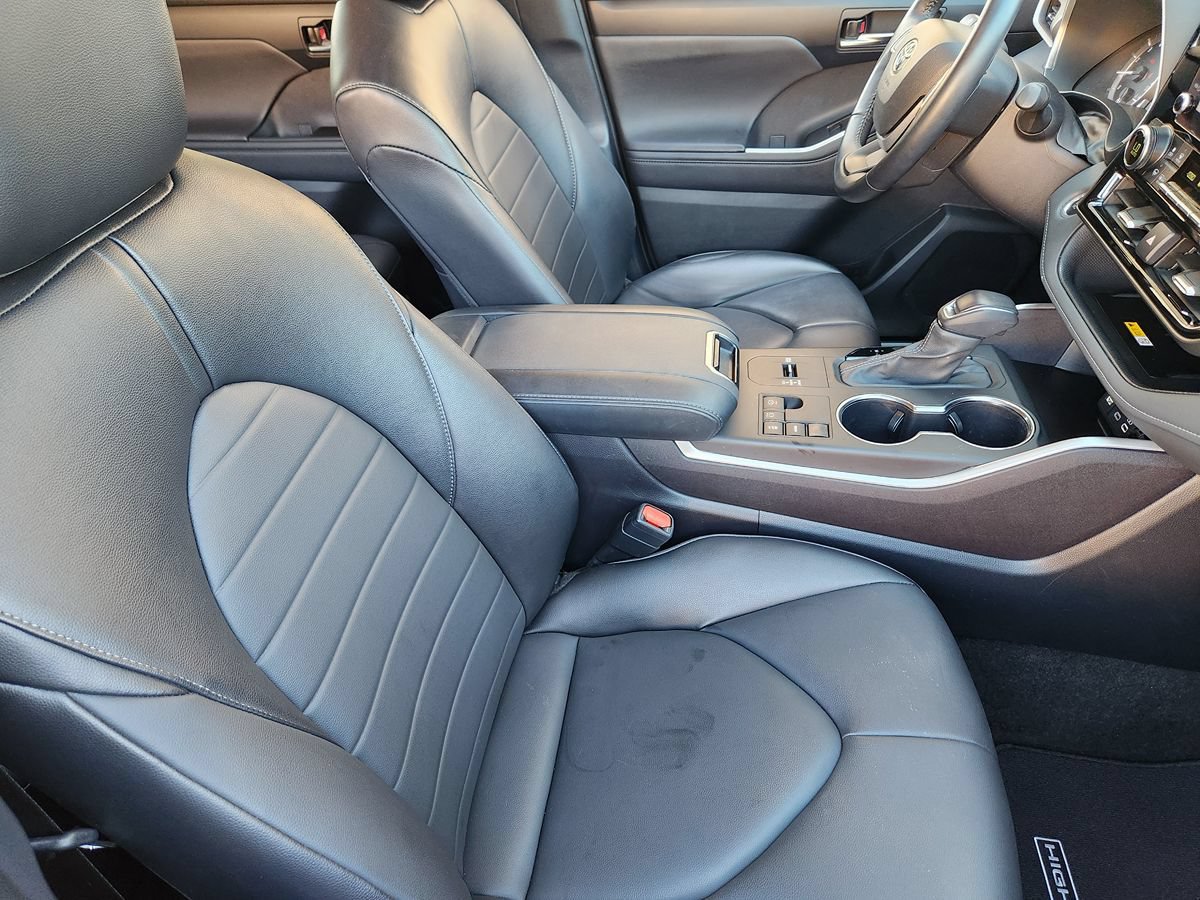 Used 2024 Toyota Highlander XLE FWD image 32