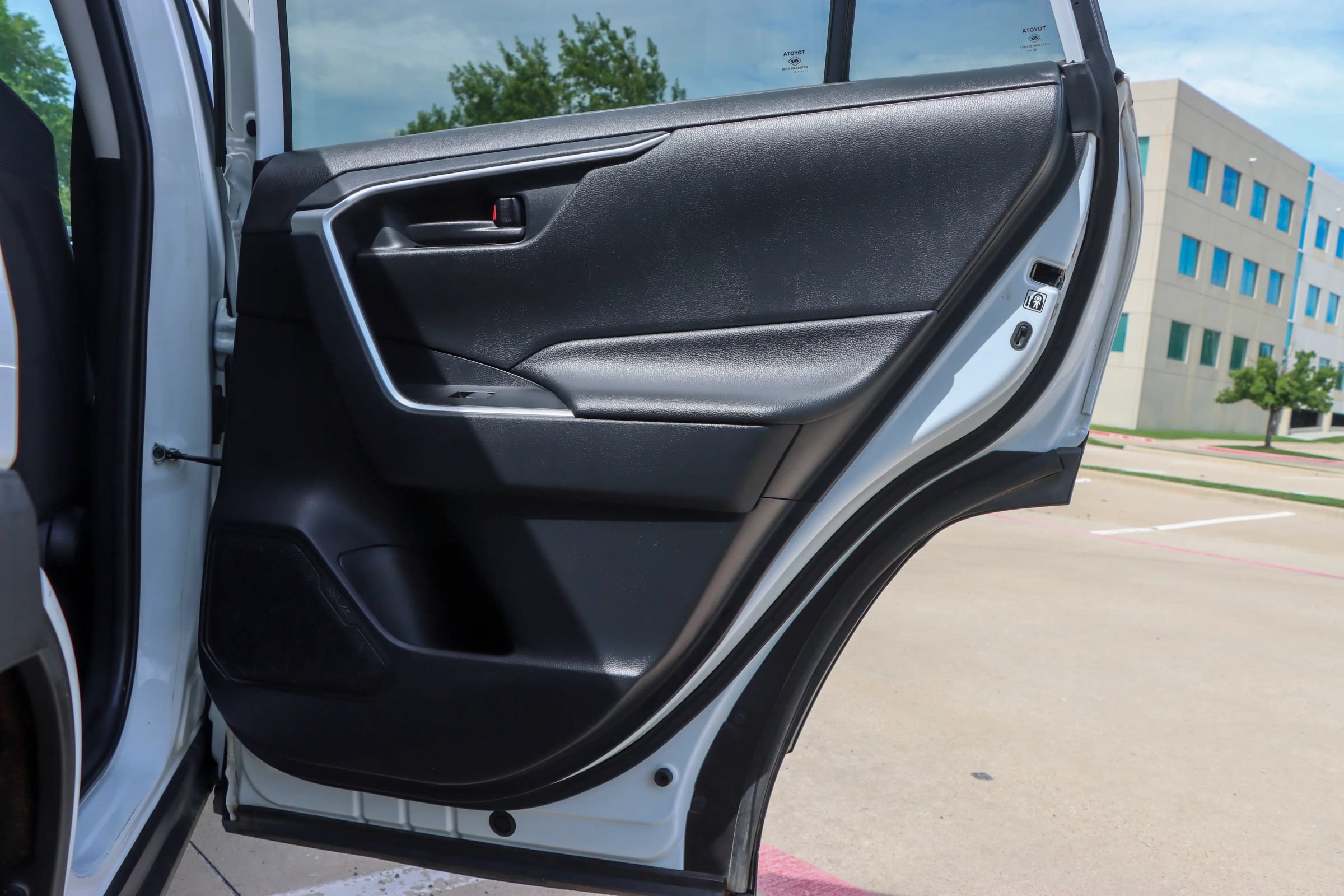 Used 2019 Toyota RAV4 LE FWD image 10