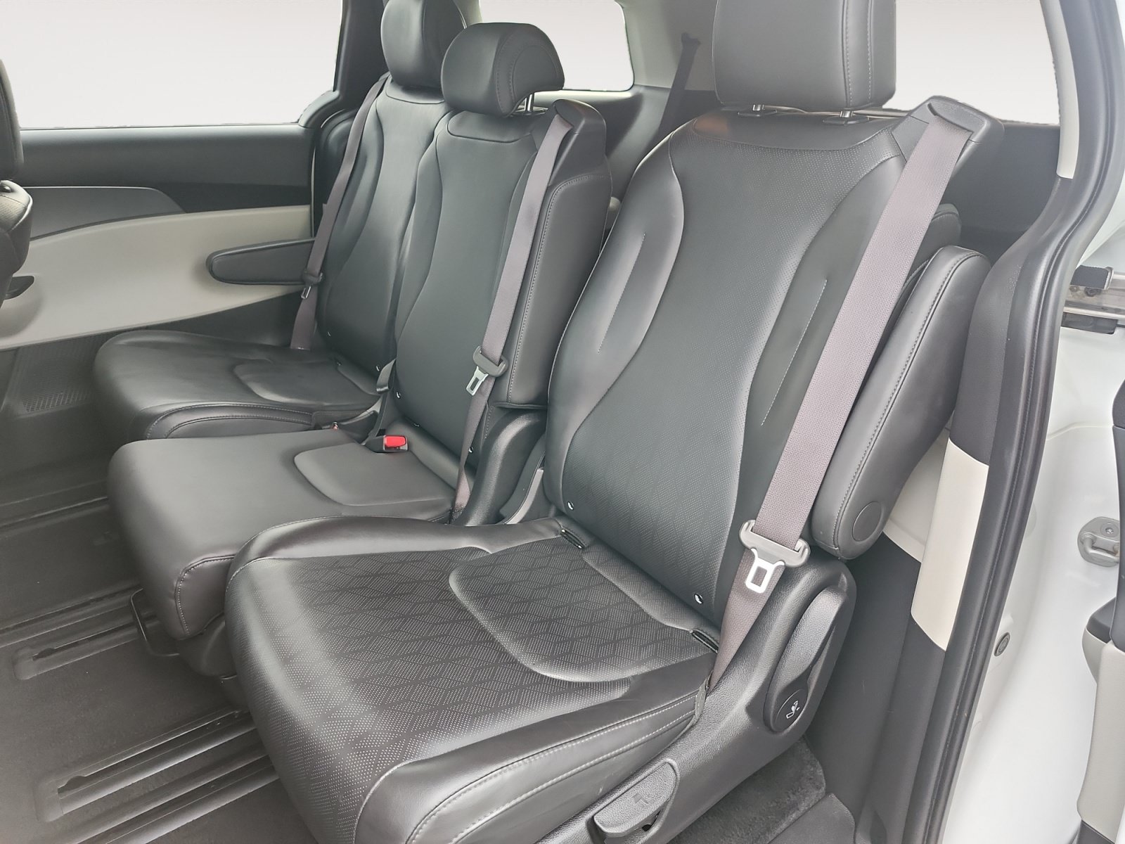 Used 2024 Kia Carnival LX FWD image 13