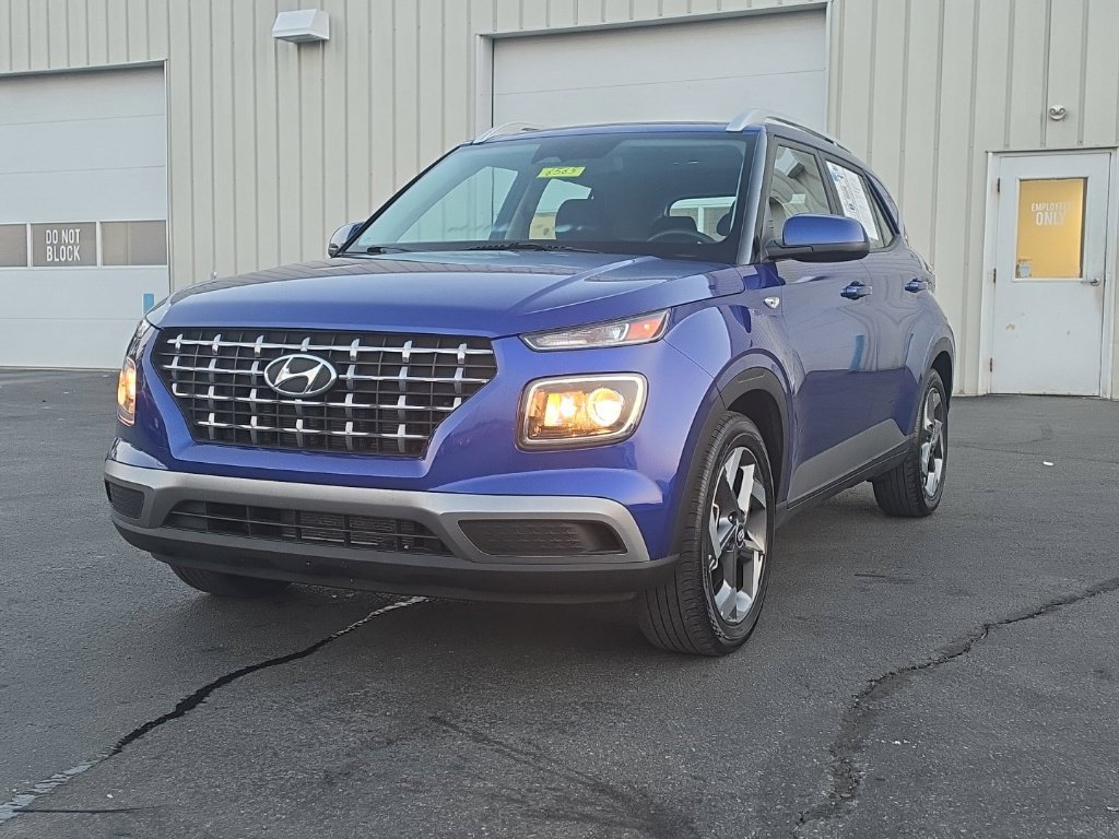 Used 2025 Hyundai Venue SEL FWD image 3