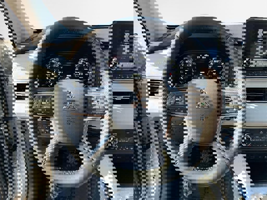 New 2025 Mitsubishi Outlander SEL image 13