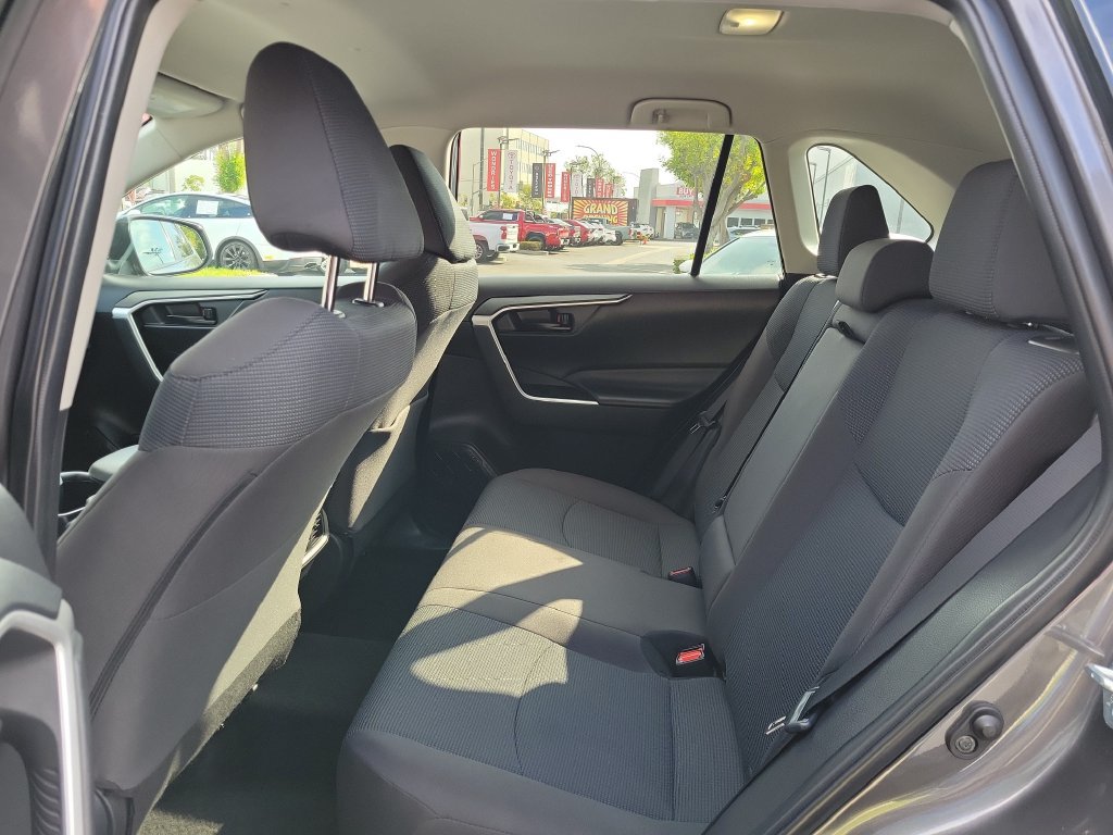 Used 2022 Toyota RAV4 LE AWD/4WD image 16