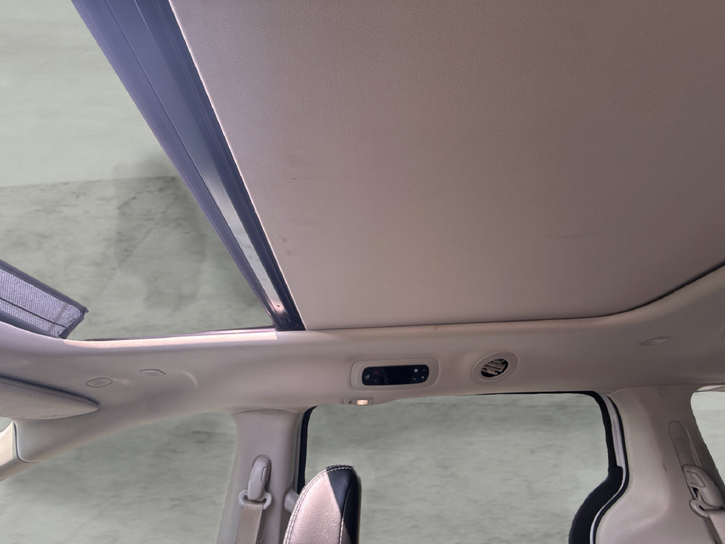 Used 2023 Chrysler Pacifica Limited FWD image 17