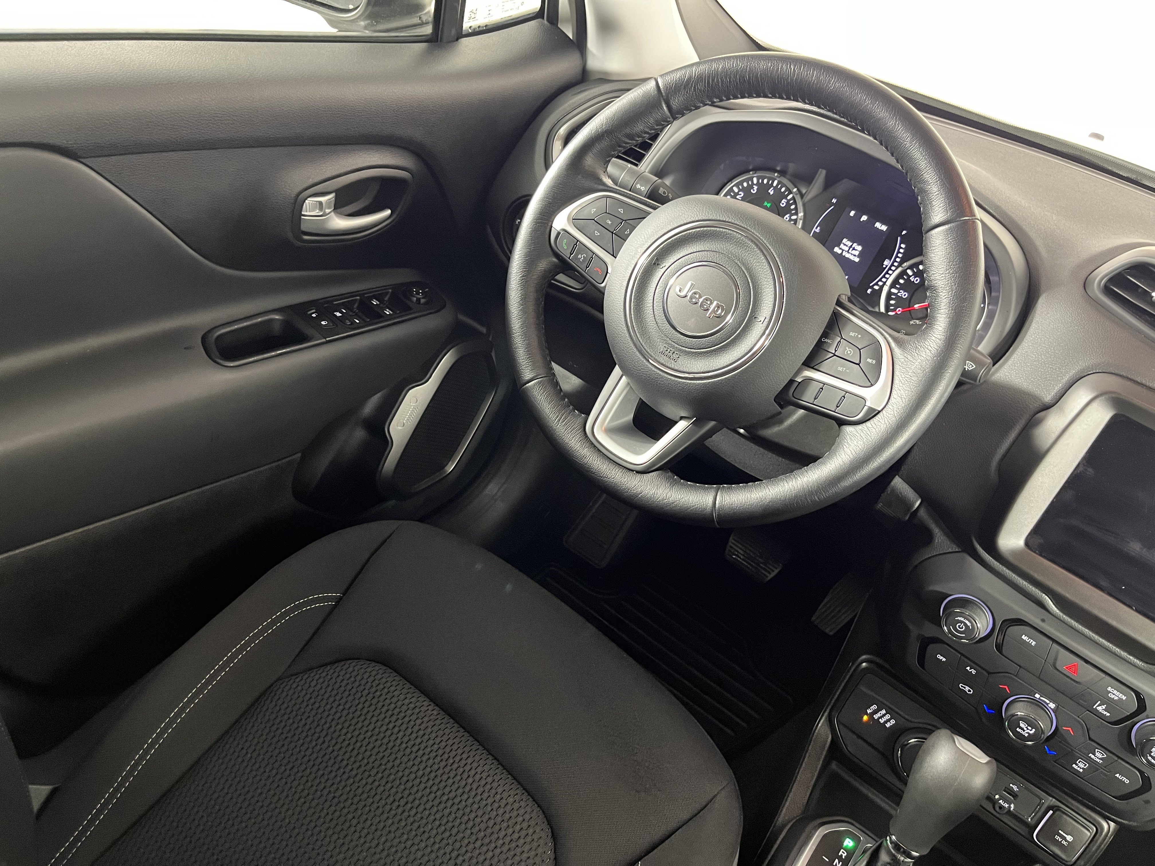 Used 2023 Jeep Renegade Latitude w/ Premium Group AWD/4WD image 9