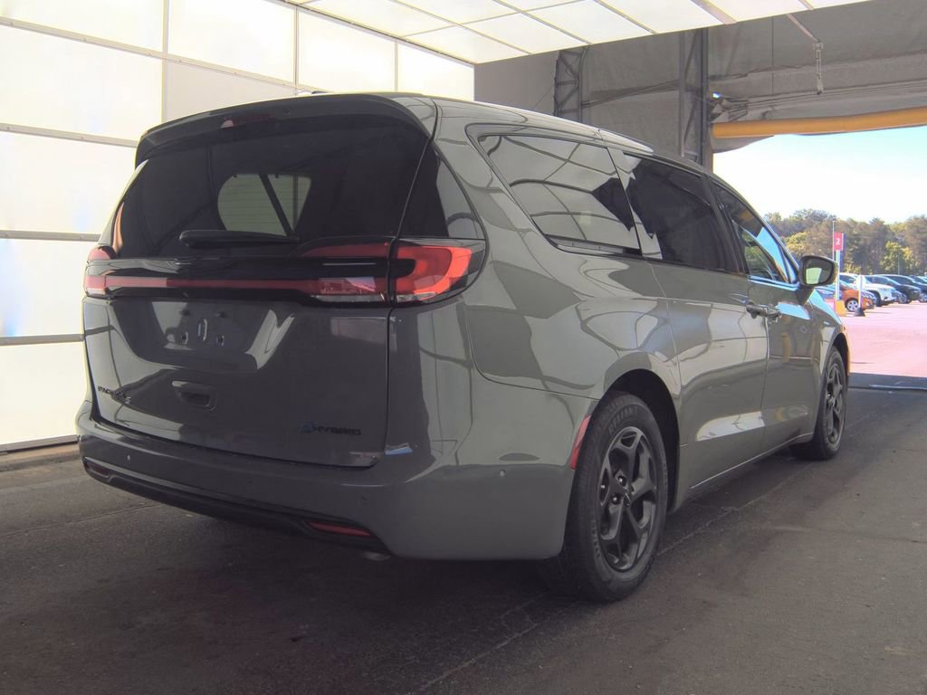 Used 2022 Chrysler Pacifica Limited w/ Uconnect Theater Family Group FWD image 8