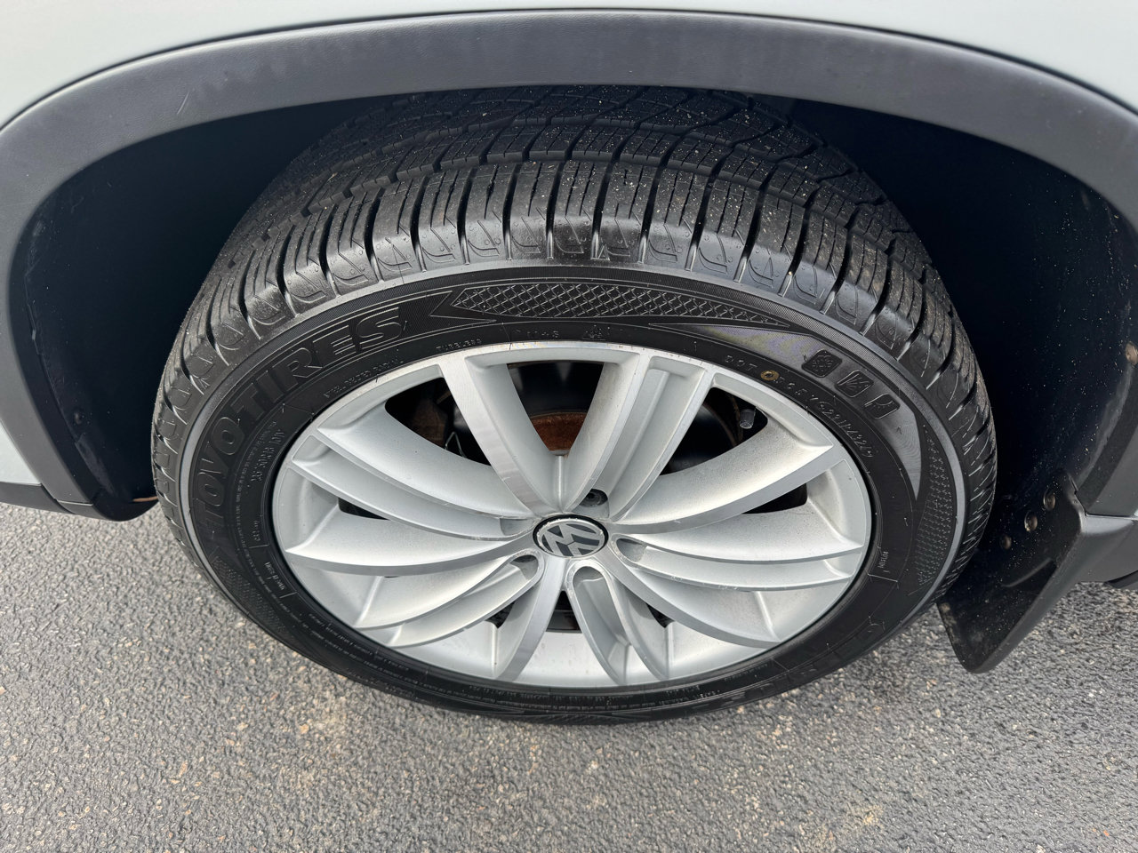 Used 2013 Volkswagen Tiguan SE image 2