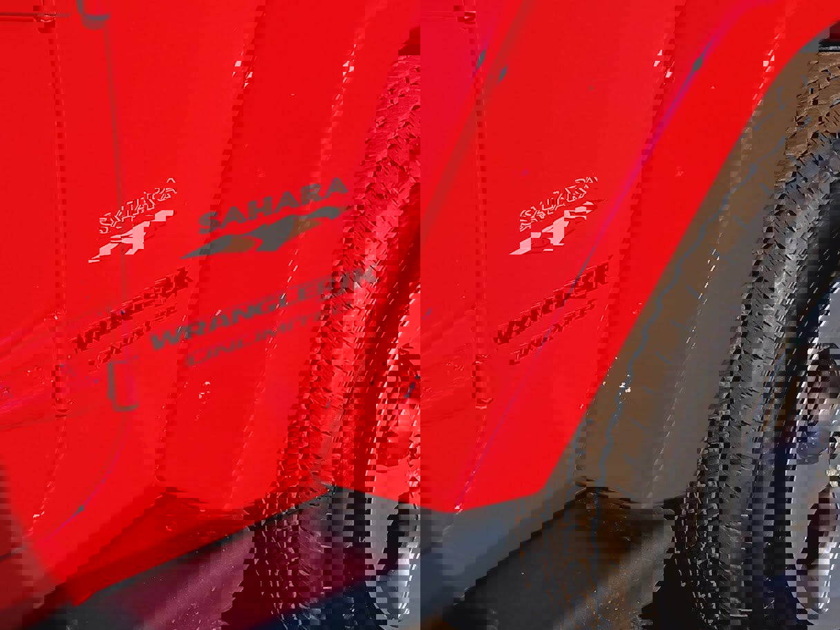 Used 2018 Jeep Wrangler Unlimited Sahara w/ Connectivity Group image 7