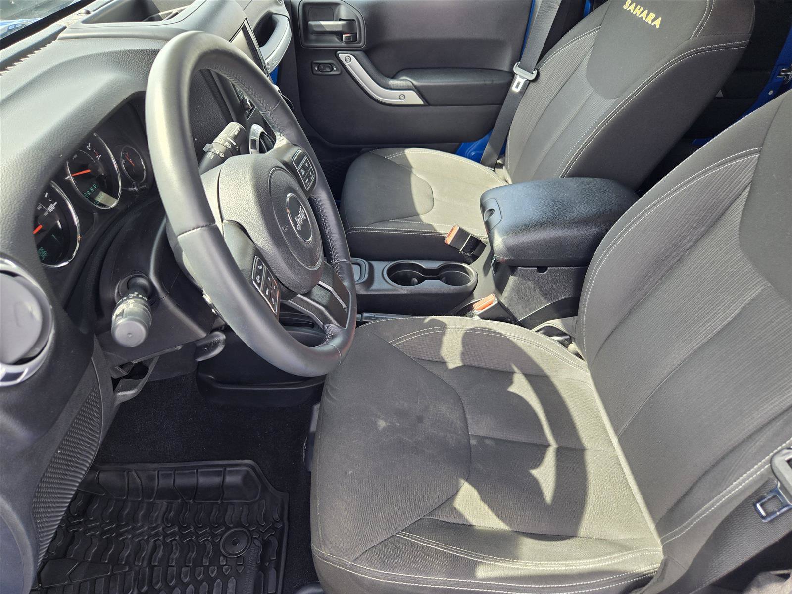 Used 2015 Jeep Wrangler Unlimited Sahara w/ Connectivity Group AWD/4WD image 13