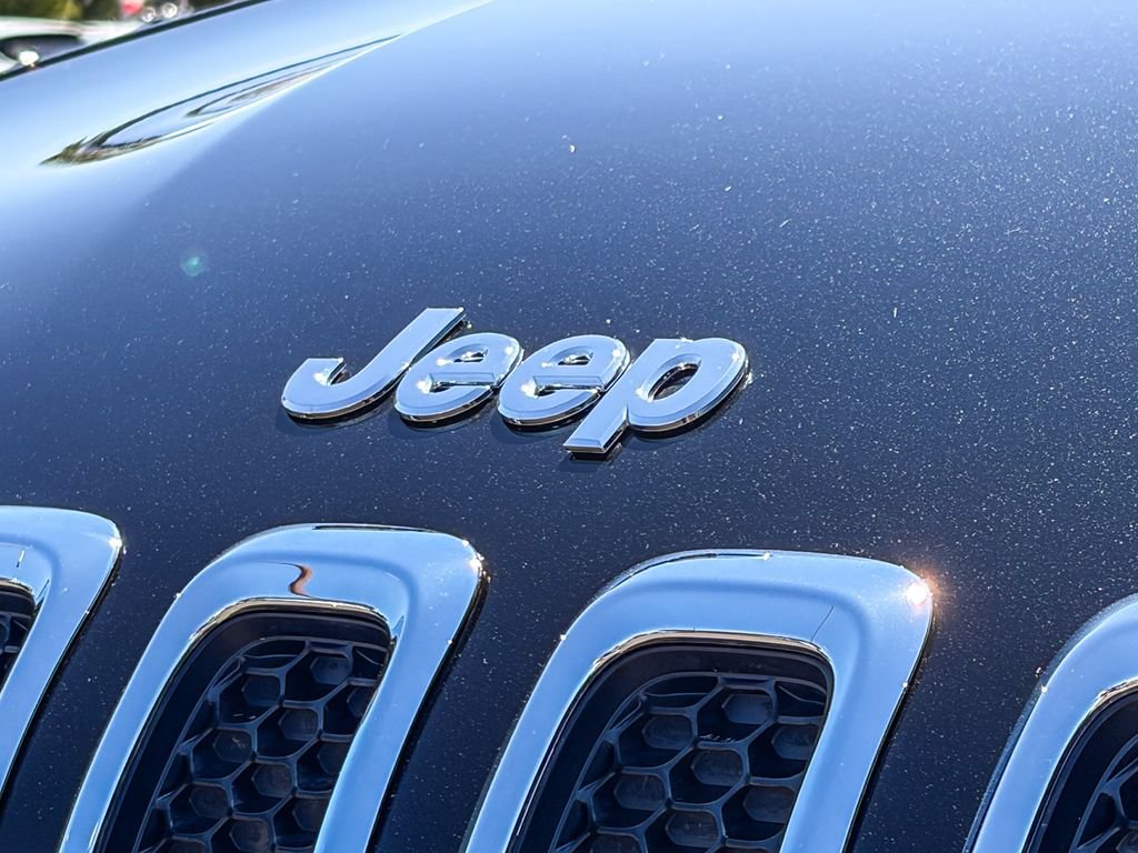 Used 2016 Jeep Cherokee Overland w/ Technology Group AWD/4WD image 13