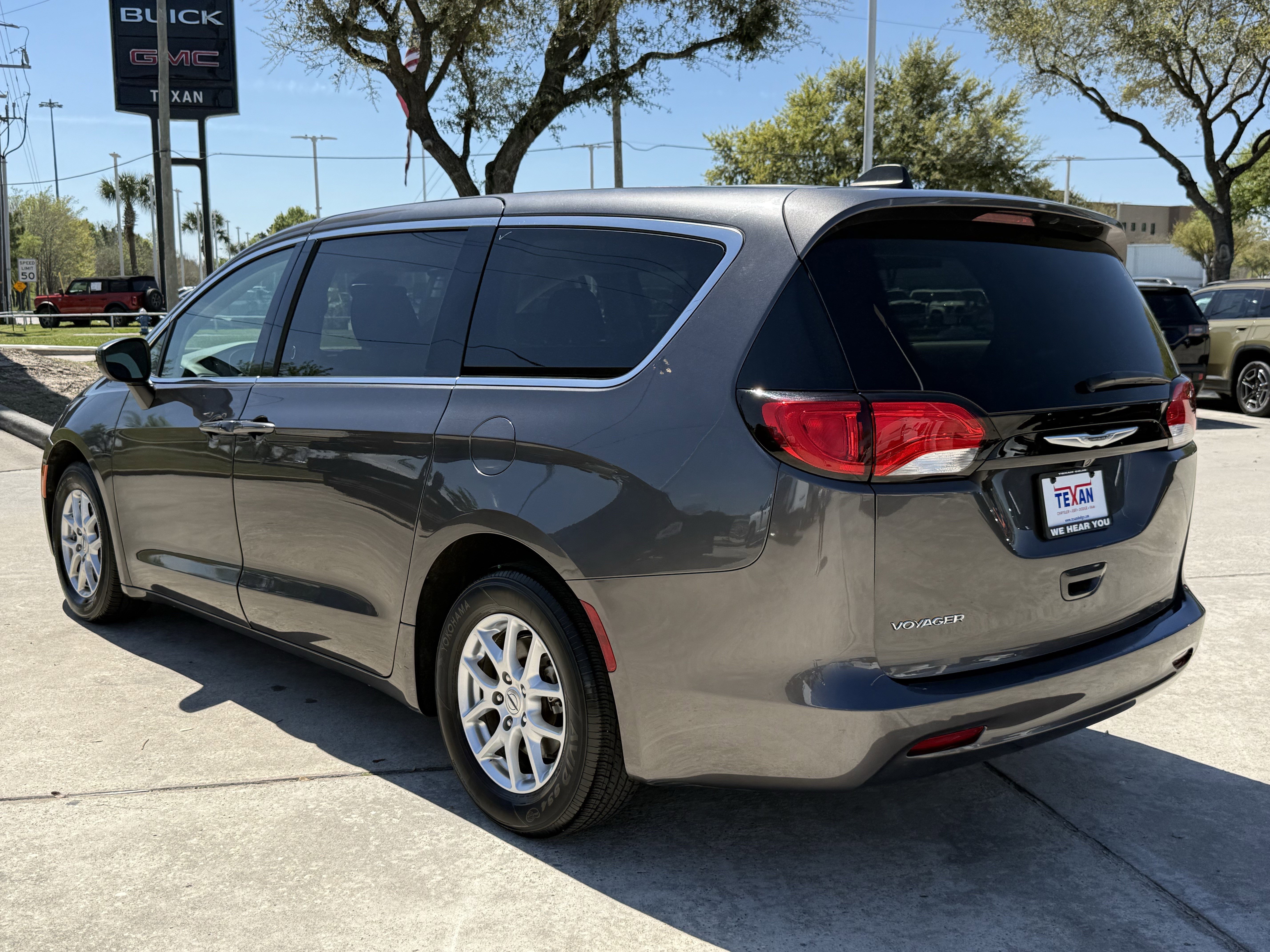 Used 2023 Chrysler Voyager LX image 7