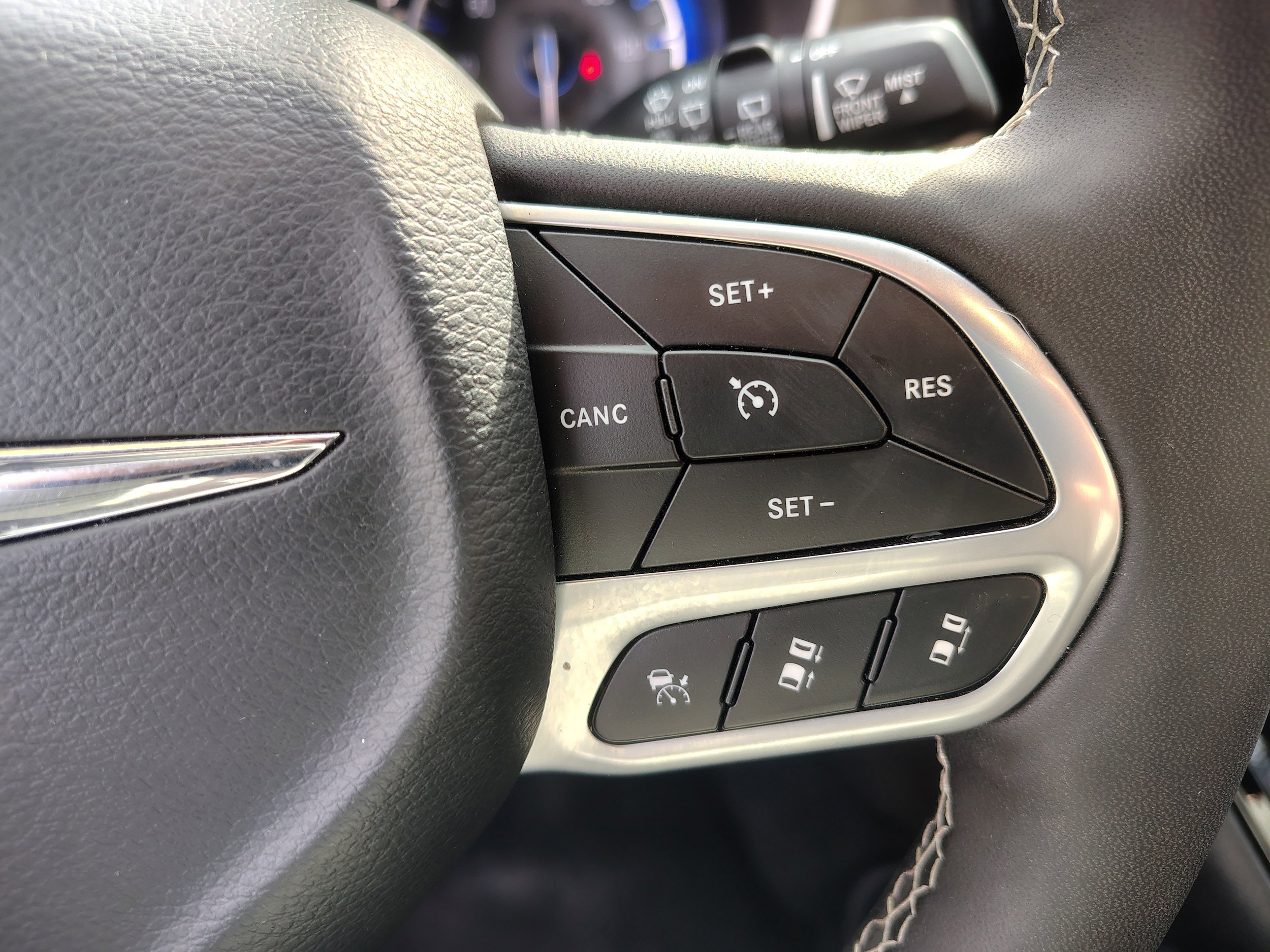 Used 2025 Chrysler Pacifica Select image 32