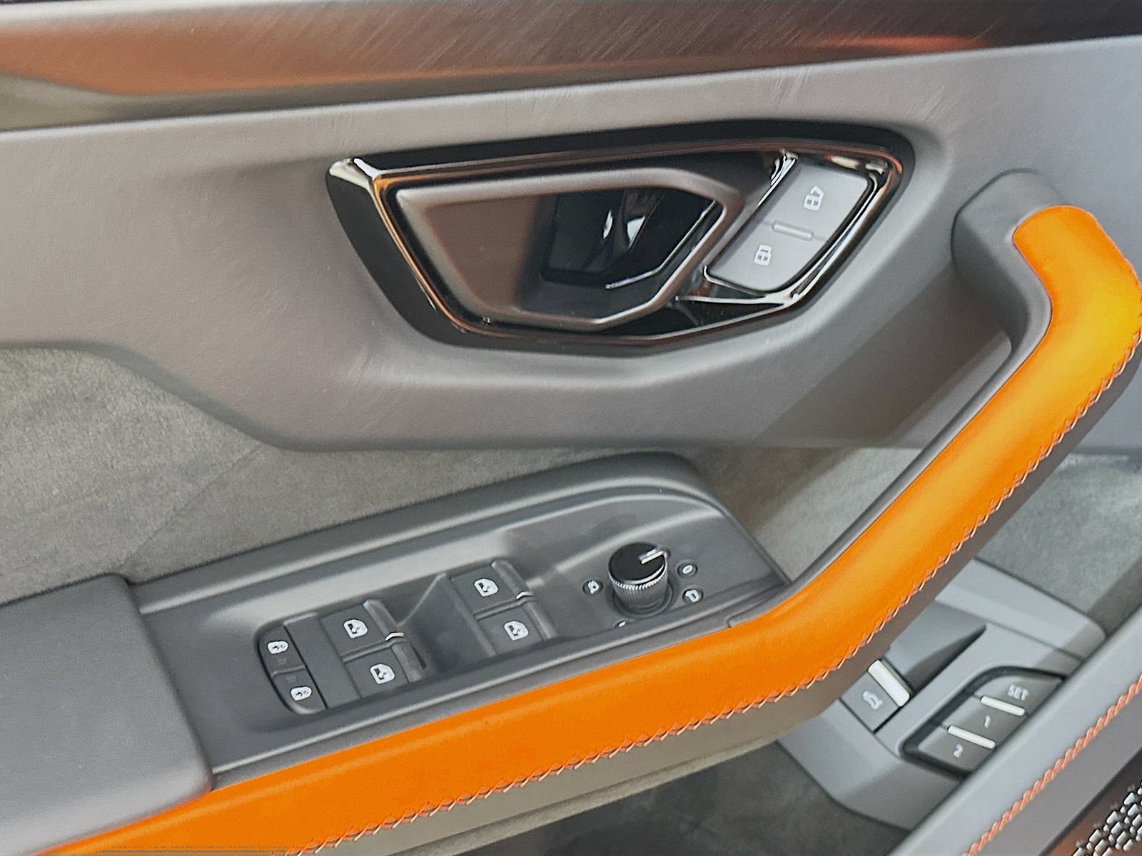 Used 2025 Lamborghini Urus SE AWD/4WD image 18