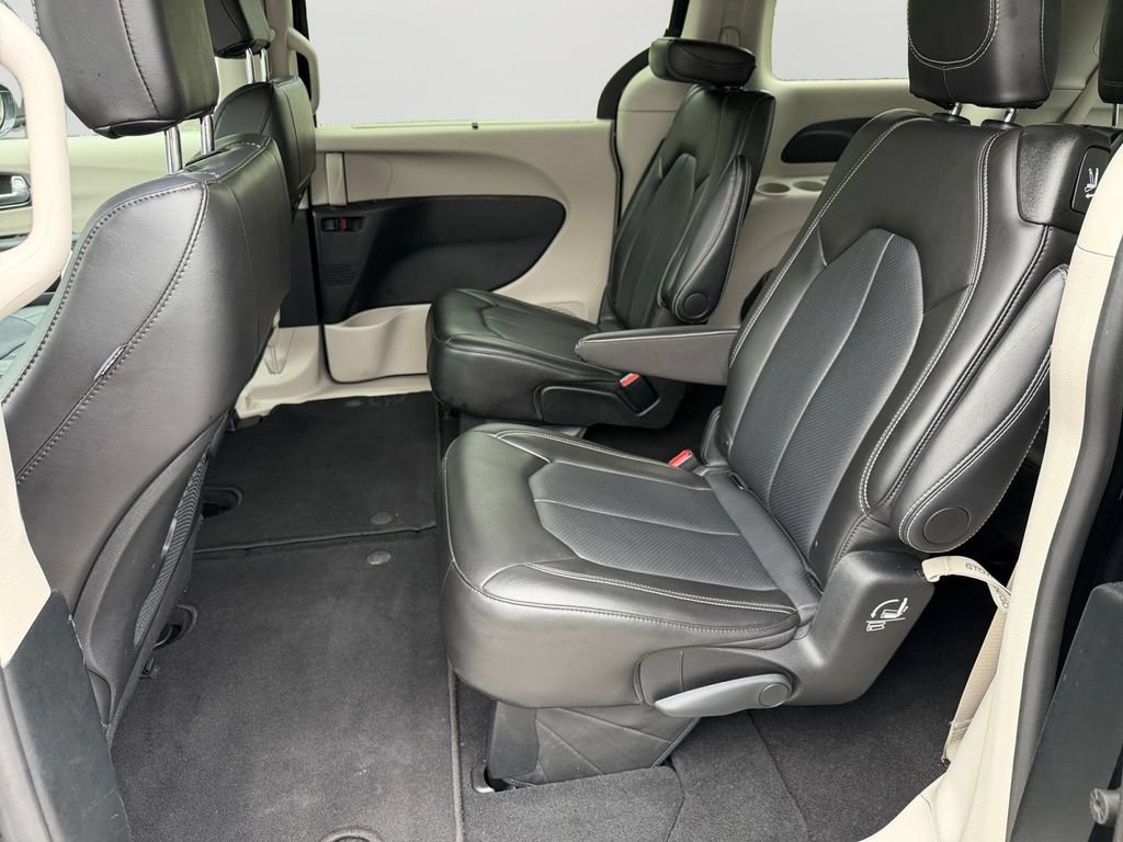 Used 2024 Chrysler Pacifica Touring-L FWD image 15
