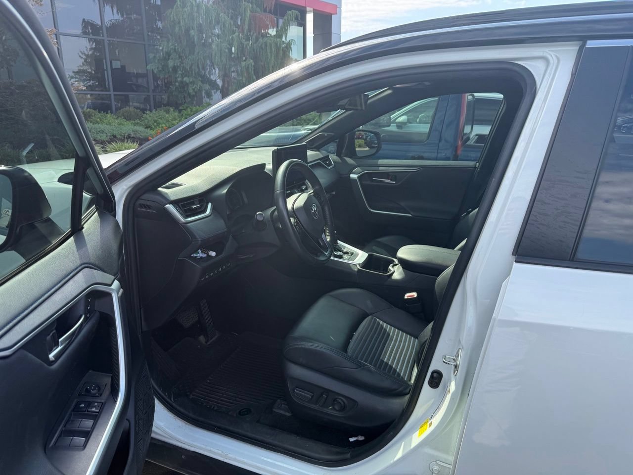Used 2023 Toyota RAV4 XSE AWD/4WD image 9
