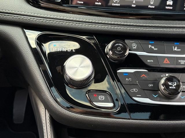 Used 2025 Chrysler Pacifica Limited image 24