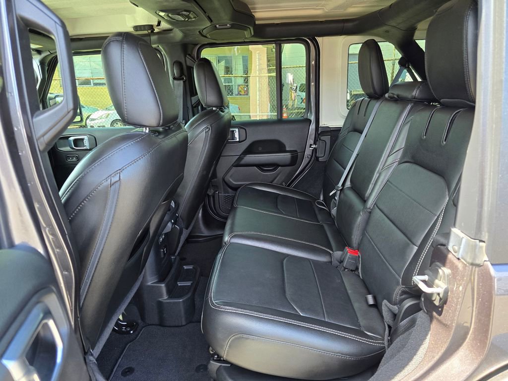 Used 2022 Jeep Wrangler Unlimited Sahara AWD/4WD image 15