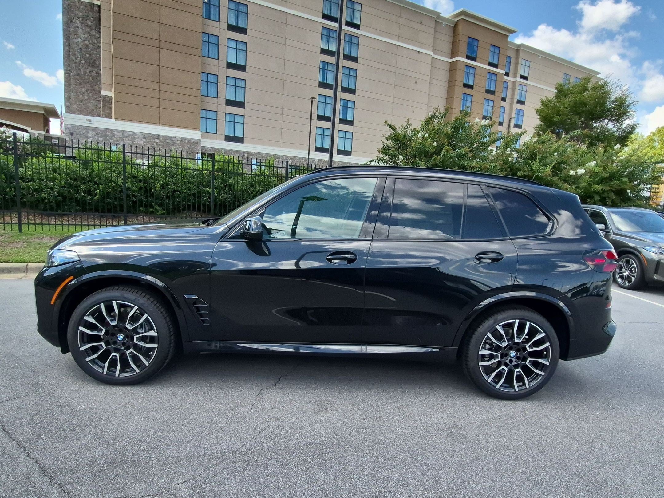 New 2026 BMW X5 xDrive40i w/ M Sport Package AWD/4WD image 6