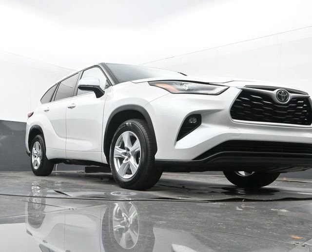 Used 2023 Toyota Highlander LE image 26