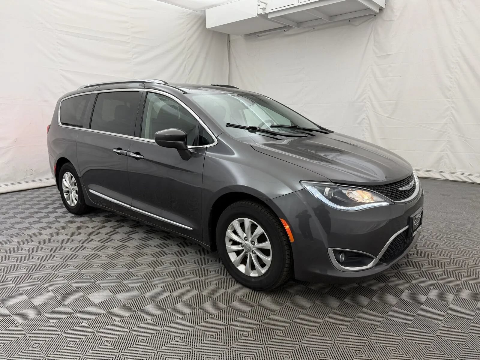 Used 2019 Chrysler Pacifica Touring-L FWD image 4
