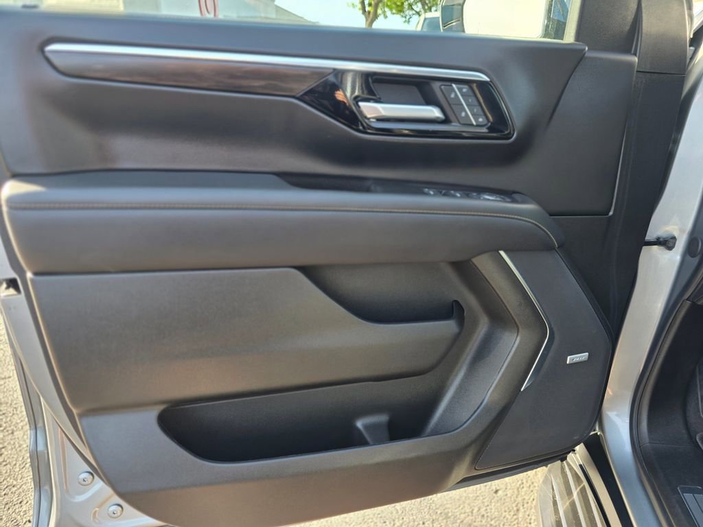 Used 2025 Chevrolet Suburban Premier image 20