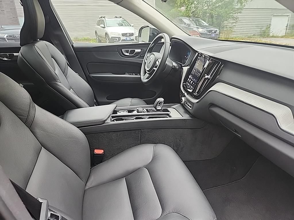 Certified 2025 Volvo XC60 B5 Plus w/ Climate Package AWD/4WD image 33