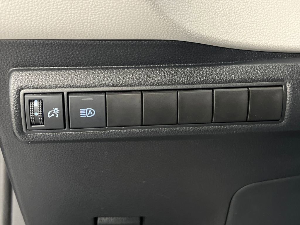 Used 2020 Toyota Corolla L image 32