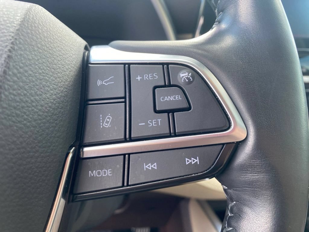 Used 2021 Toyota Highlander XLE FWD image 19
