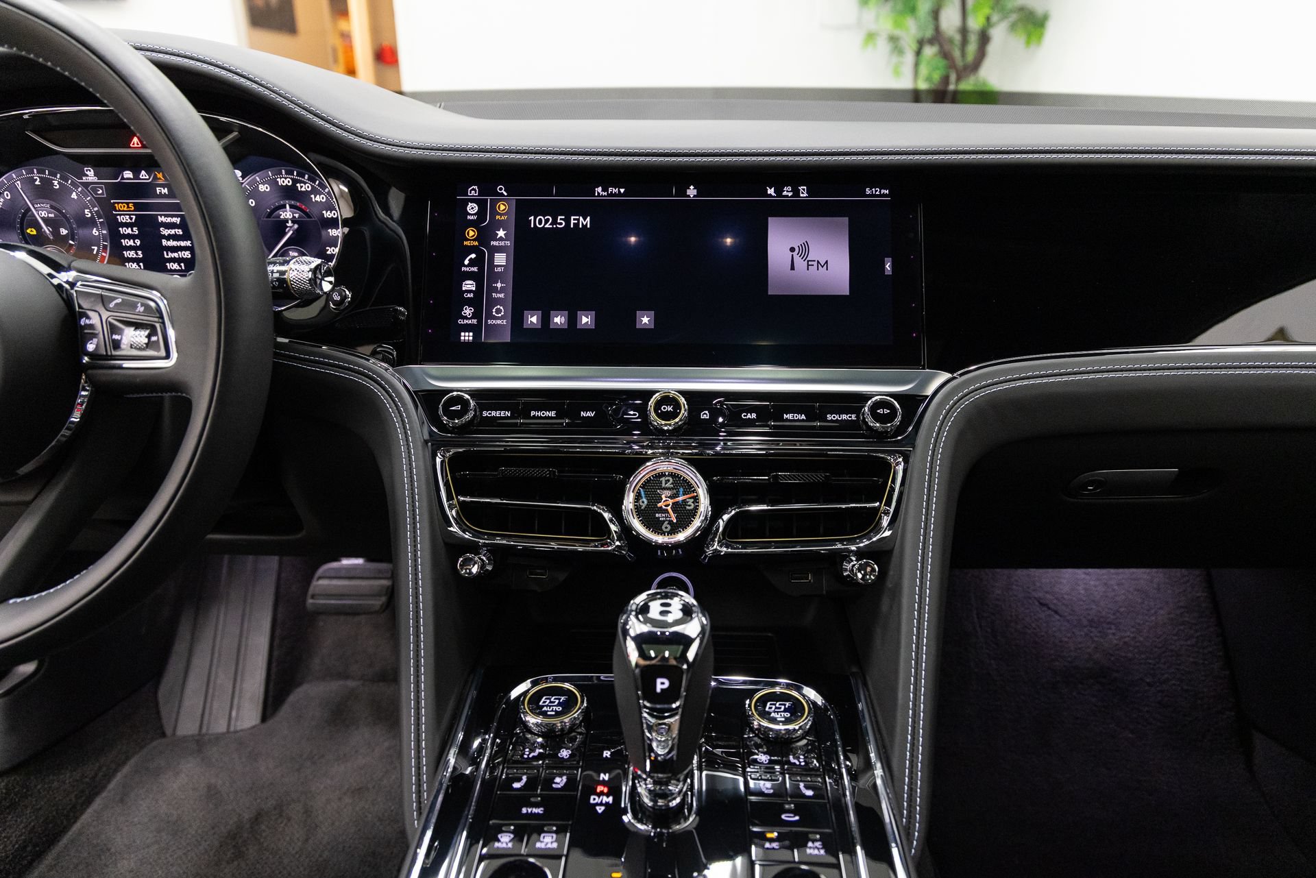 Used 2024 Bentley Flying Spur Plug-In Hybrid AWD/4WD image 17