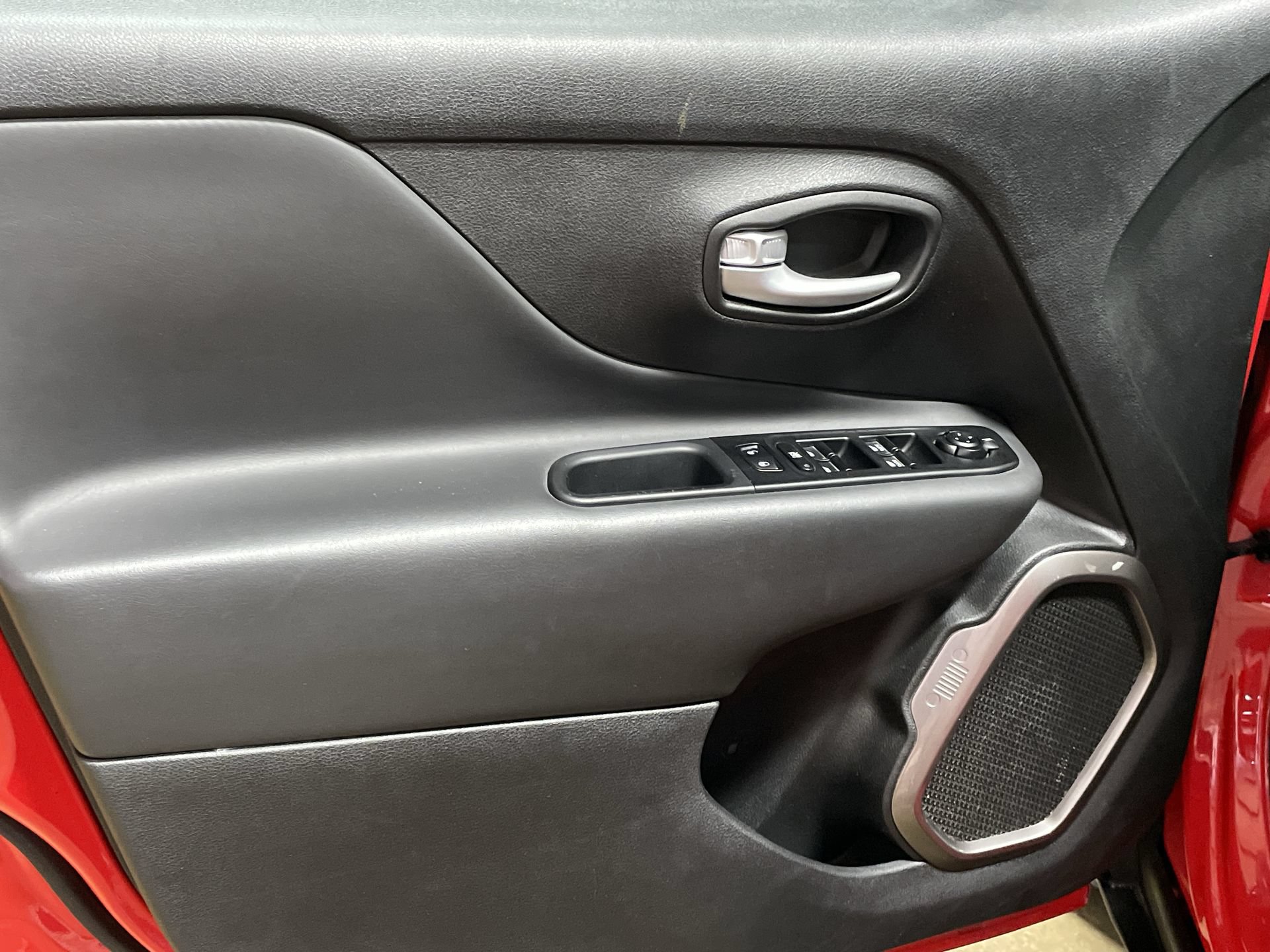 Used 2023 Jeep Renegade Latitude AWD/4WD image 12