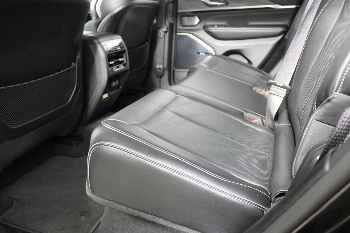 Used 2022 Jeep Grand Cherokee Overland w/ Luxury Tech Group IV AWD/4WD image 32
