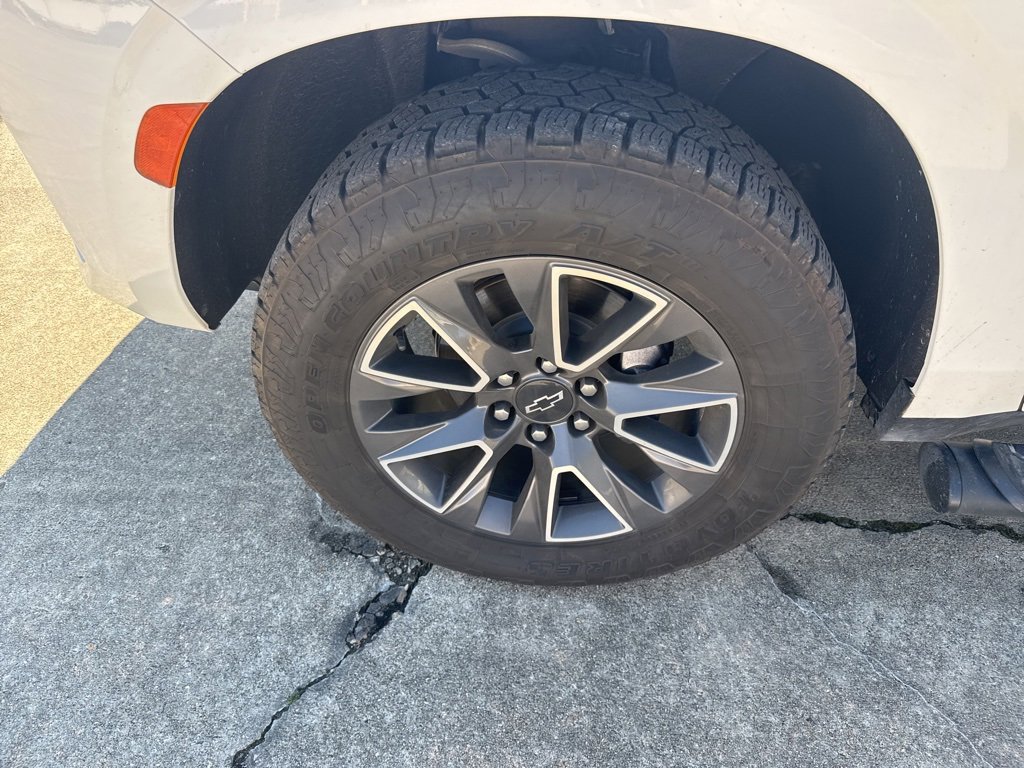 Used 2023 Chevrolet Suburban Z71 w/ Luxury Package image 19