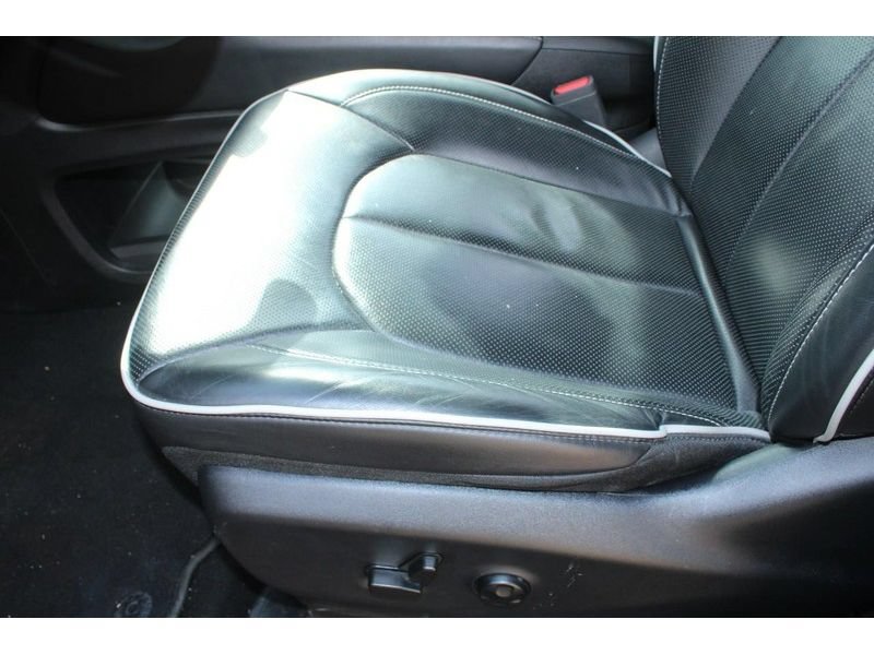 Used 2025 Chrysler Pacifica Limited image 19