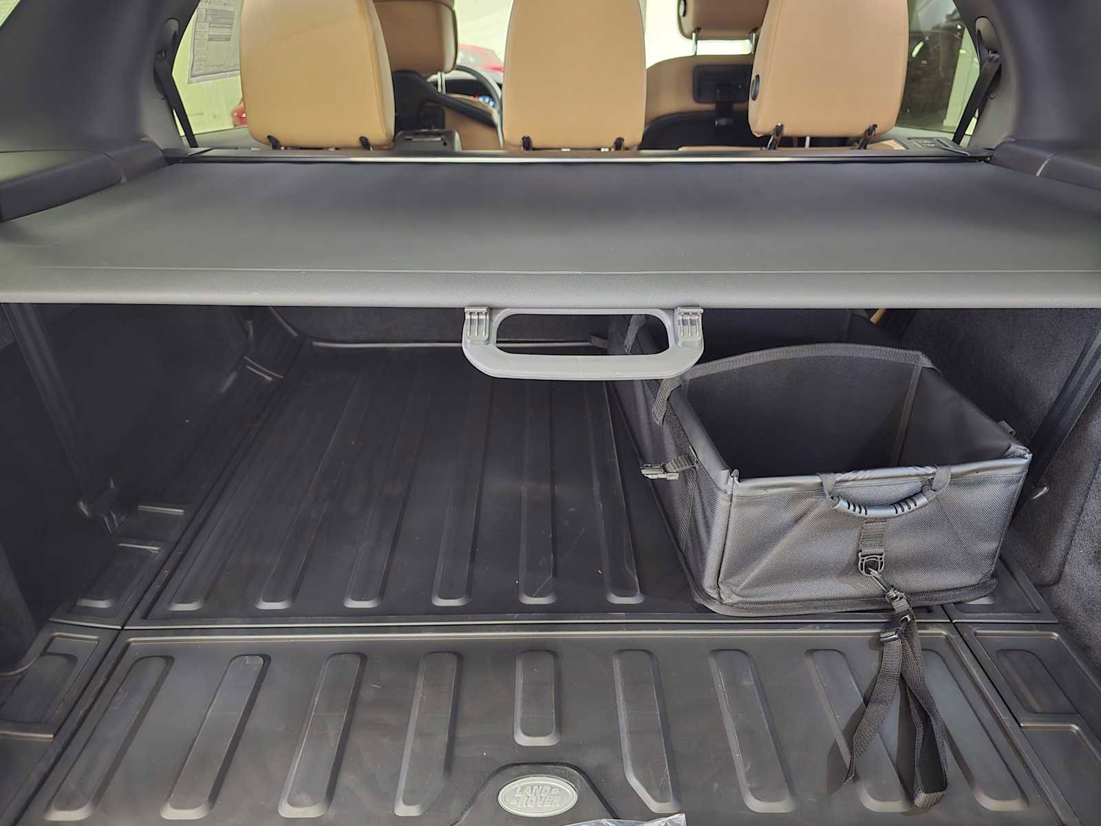 New 2025 Land Rover Discovery Dynamic SE image 14