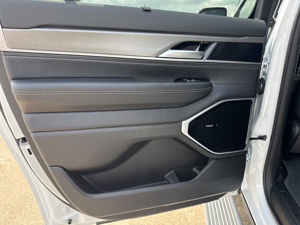 New 2025 Jeep Wagoneer L Series III w/ Premium Group I image 17