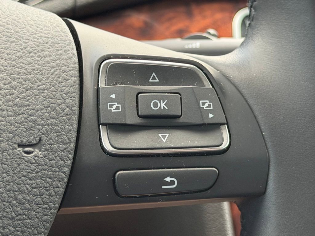 Used 2013 Volkswagen Passat TDI SEL Premium image 20