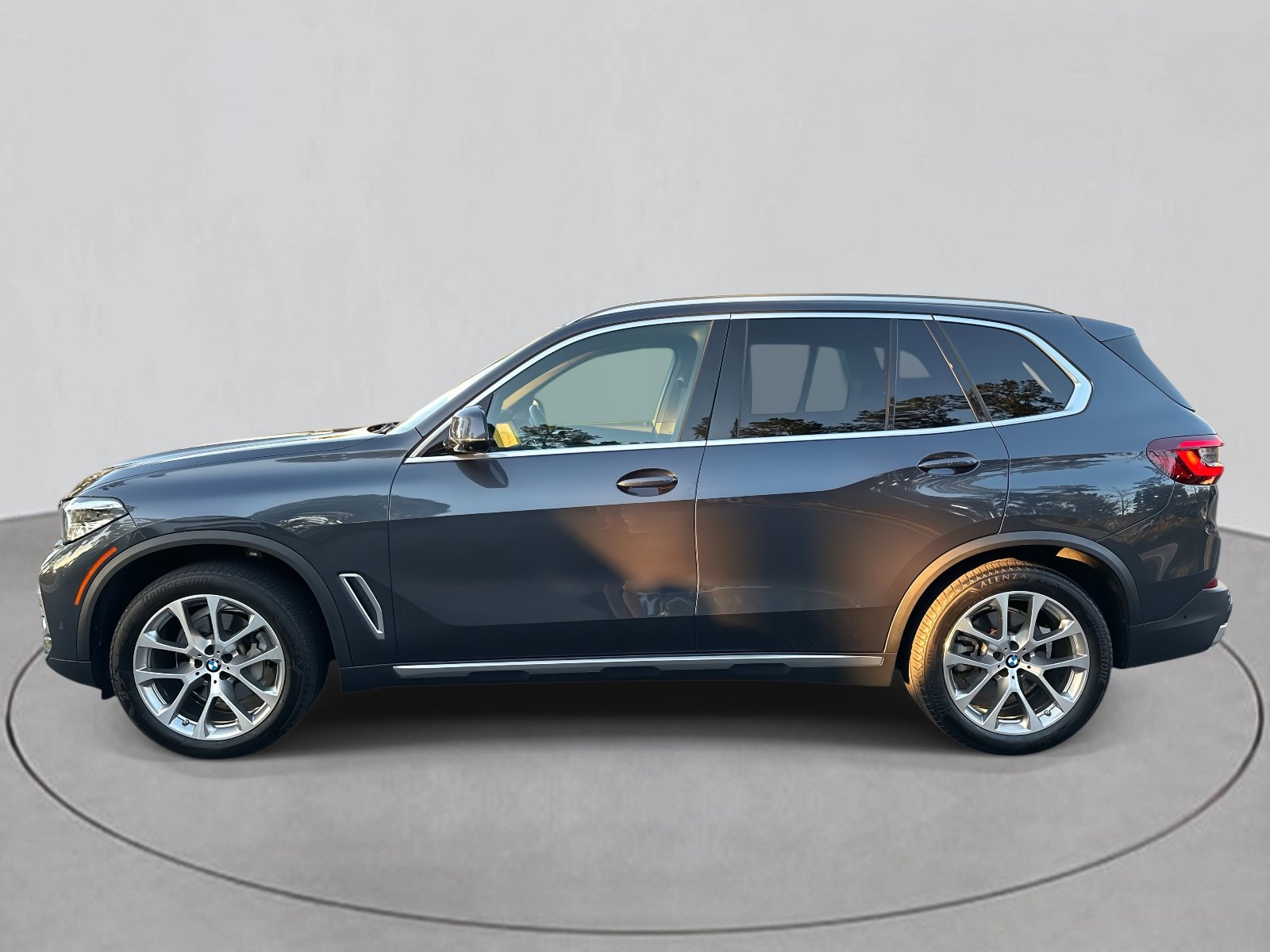 Used 2022 BMW X5 xDrive40i w/ Premium Package image 2