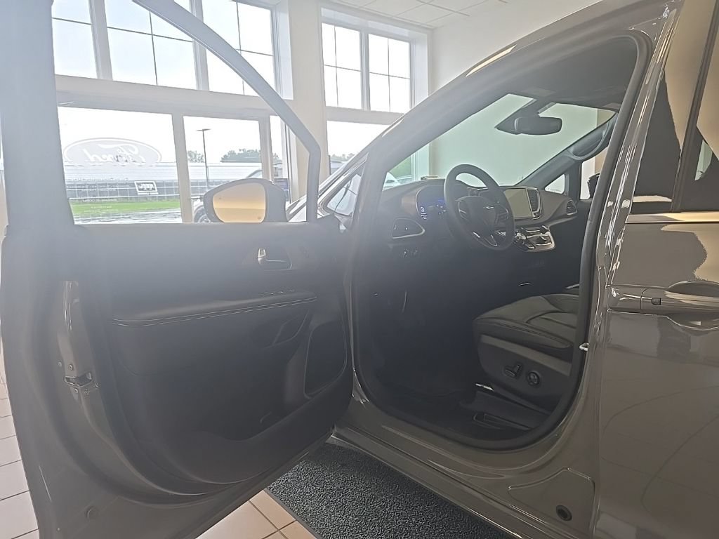 Used 2025 Chrysler Pacifica Select FWD image 12