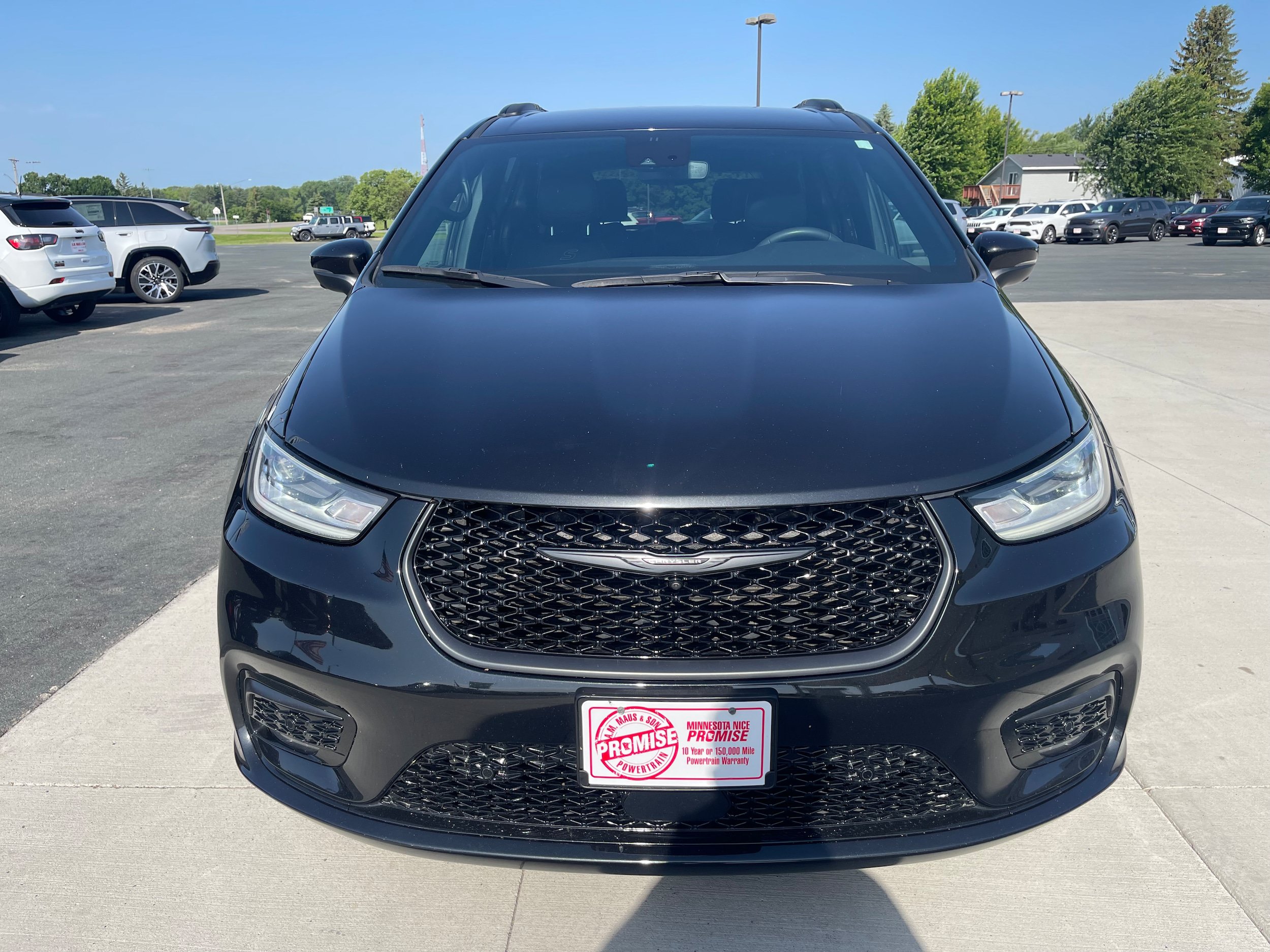 Used 2023 Chrysler Pacifica Touring-L w/ S Appearance Package AWD/4WD image 3