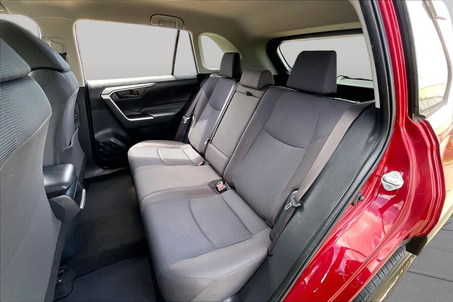 Used 2020 Toyota RAV4 LE FWD image 18